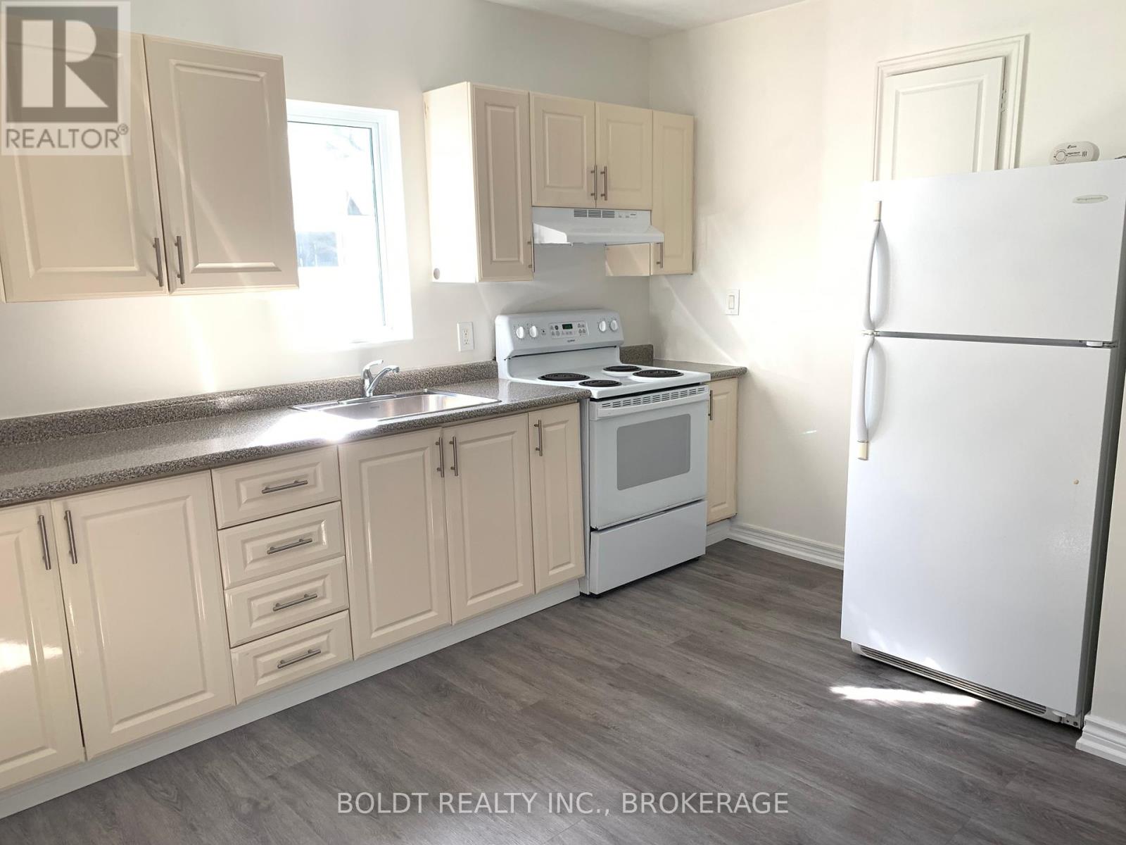 Property at 114 LAKE STREET image 3