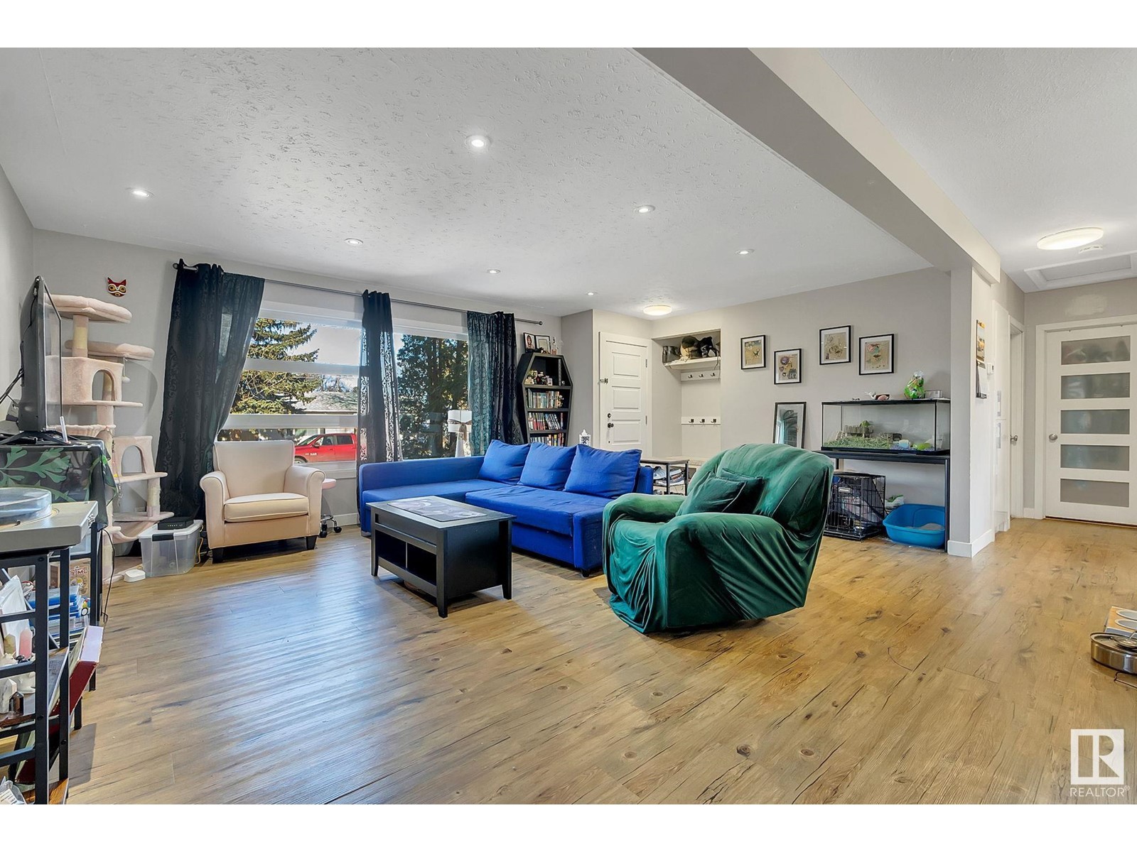 Property at 3623 110 AV NW image 4