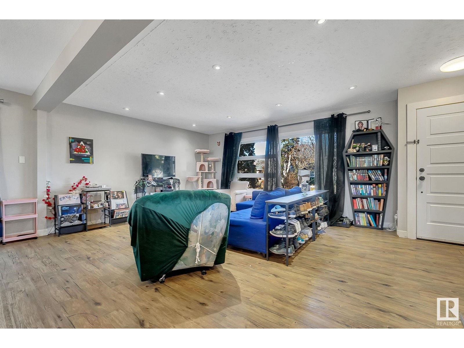 Property at 3623 110 AV NW image 3