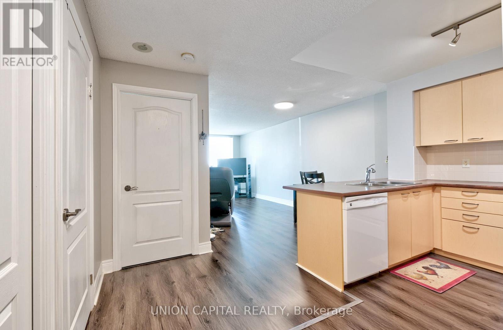 717 - 62 Suncrest Boulevard, Markham, Ontario  L3T 7Y6 - Photo 3 - N12084419