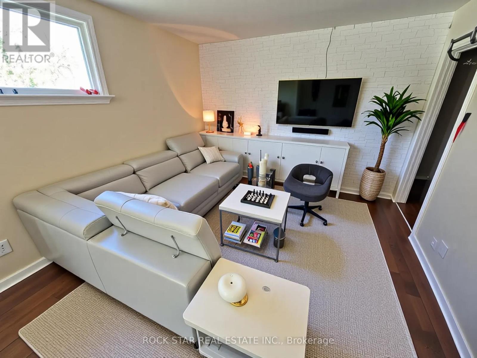 77 Blackfriars Street, London North, Ontario  N6H 1K8 - Photo 2 - X12084369