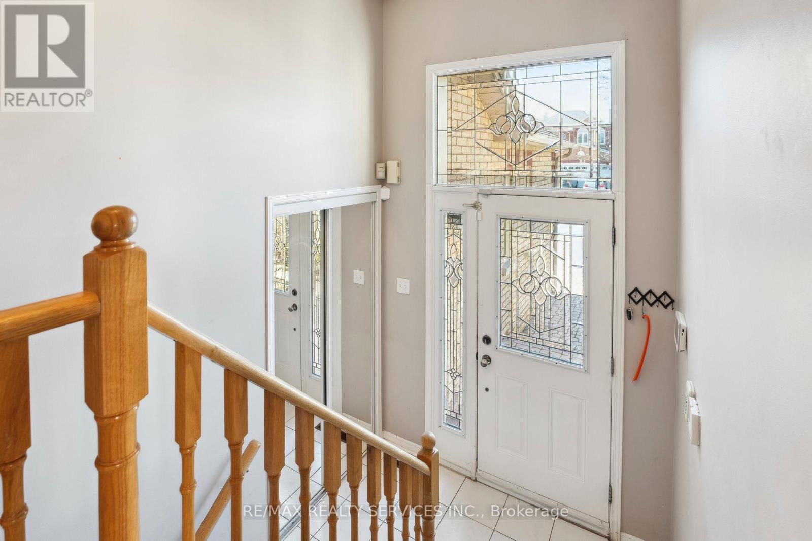 52 Buffridge Trail, Brampton, Ontario  L7A 1H8 - Photo 6 - W12067056