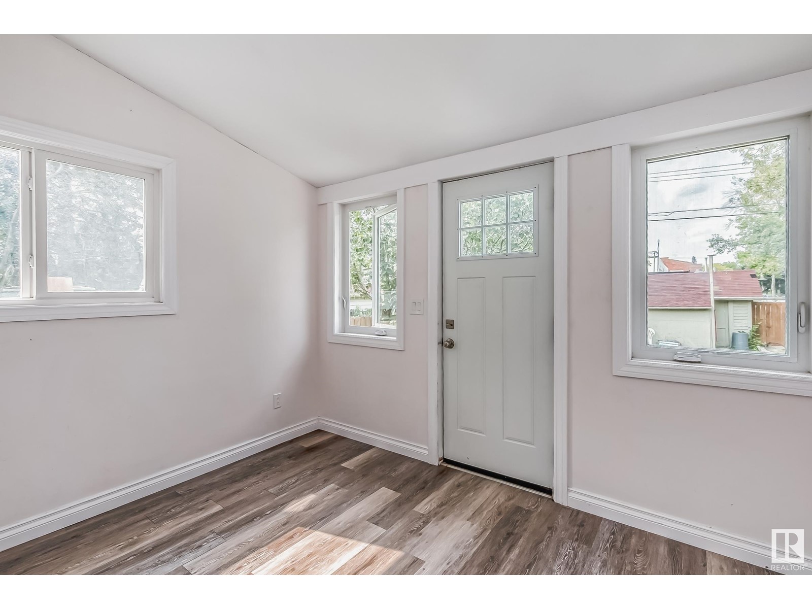 Property at 11164 97 ST NW image 3
