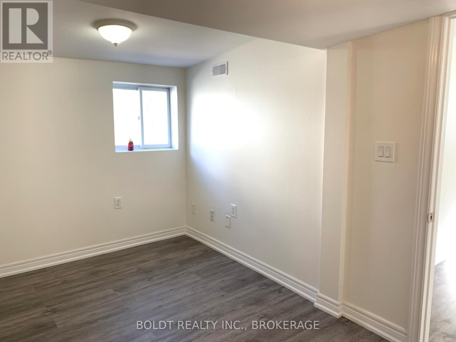 114 Lake Street, St. Catharines, Ontario  L2R 5X8 - Photo 12 - X12084693