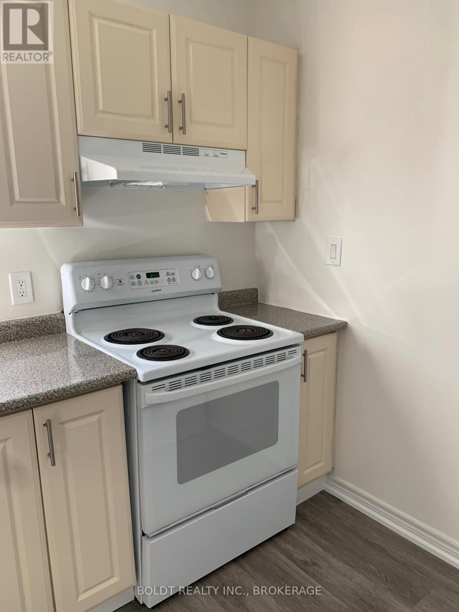 114 Lake Street, St. Catharines, Ontario  L2R 5X8 - Photo 5 - X12084693