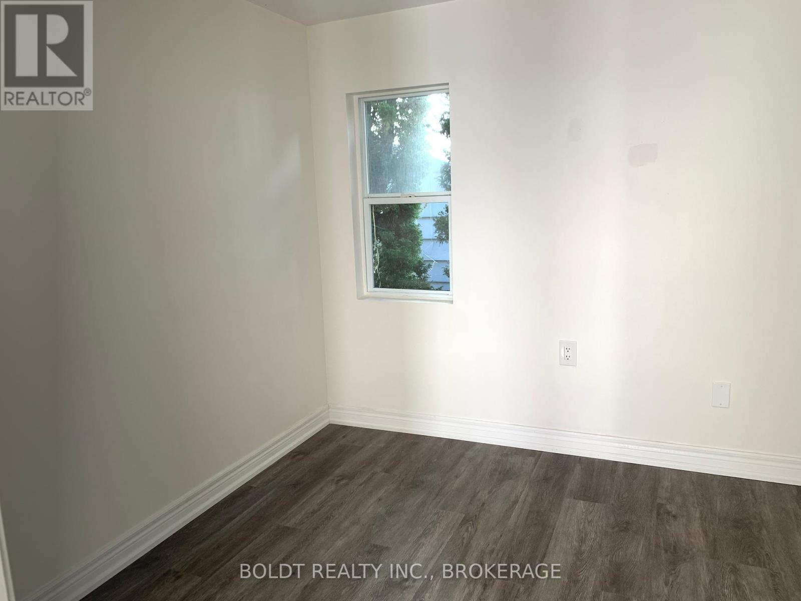 114 Lake Street, St. Catharines, Ontario  L2R 5X8 - Photo 6 - X12084693