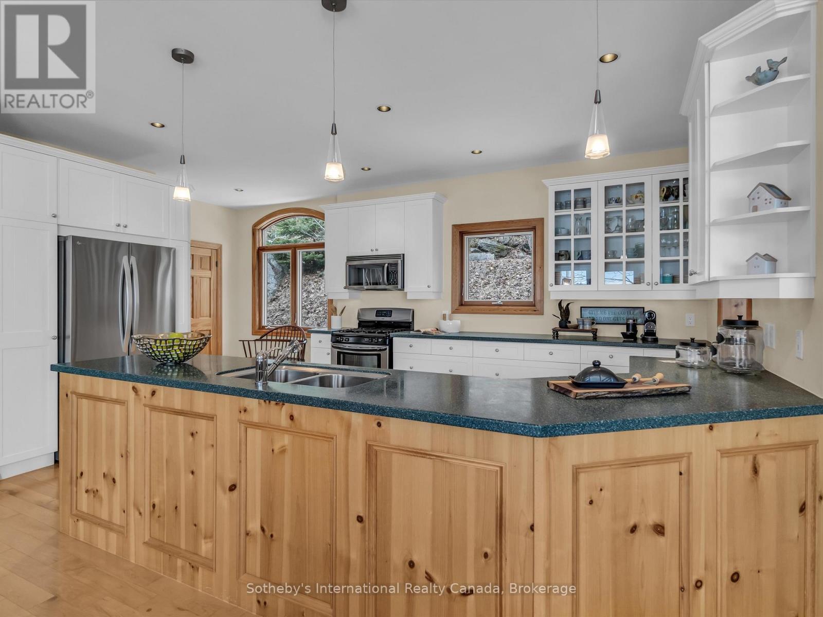 243 Prices Point Road, Lake Of Bays, Ontario  P0B 1A0 - Photo 17 - X12084581