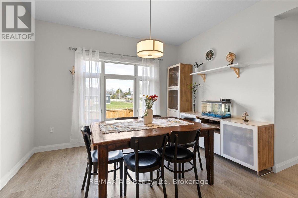 98 Rowe Avenue, South Huron, Ontario  N0M 1S1 - Photo 11 - X12084657