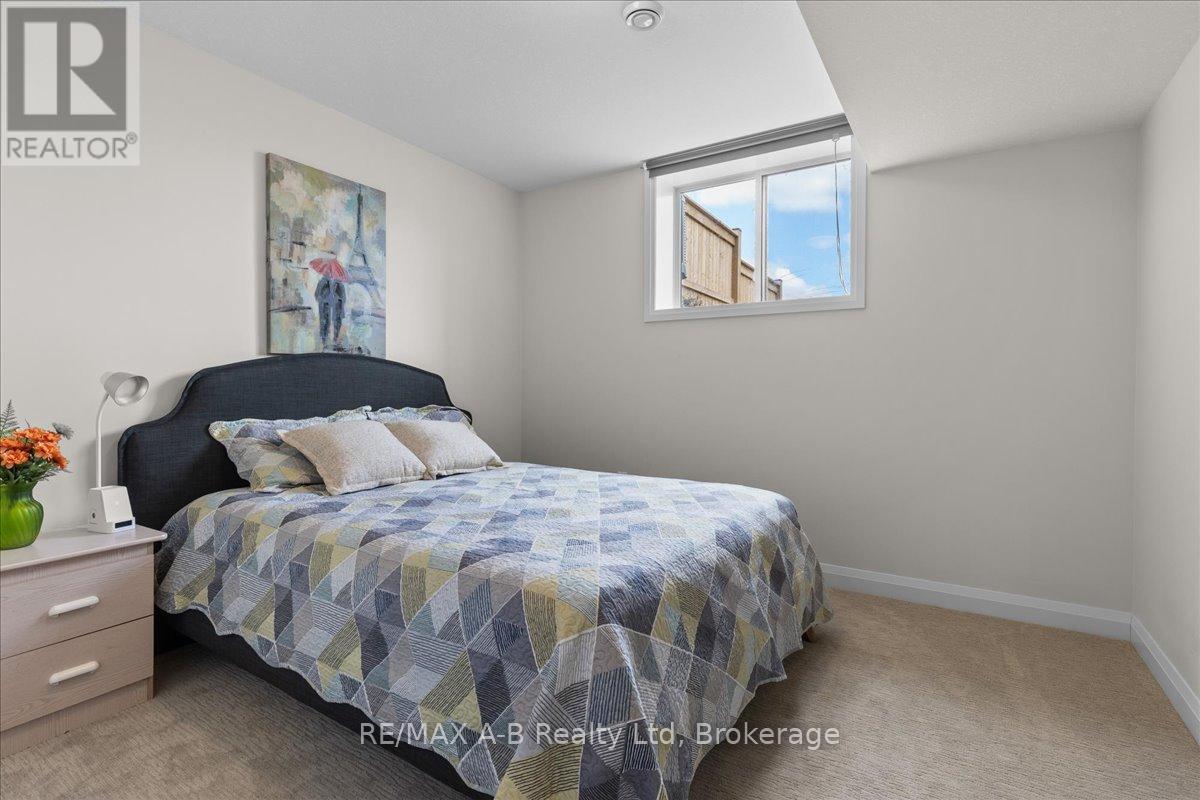 98 Rowe Avenue, South Huron, Ontario  N0M 1S1 - Photo 32 - X12084657