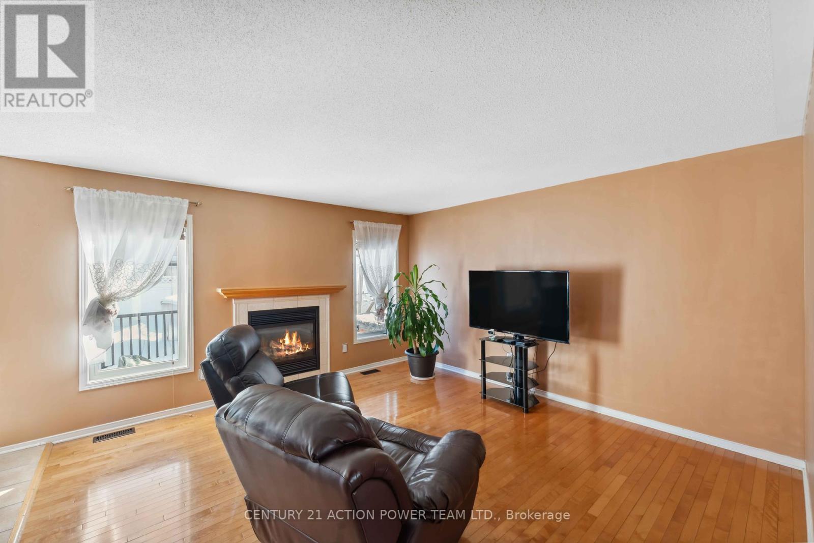 Property at 636 AQUAVIEW DRIVE image 4