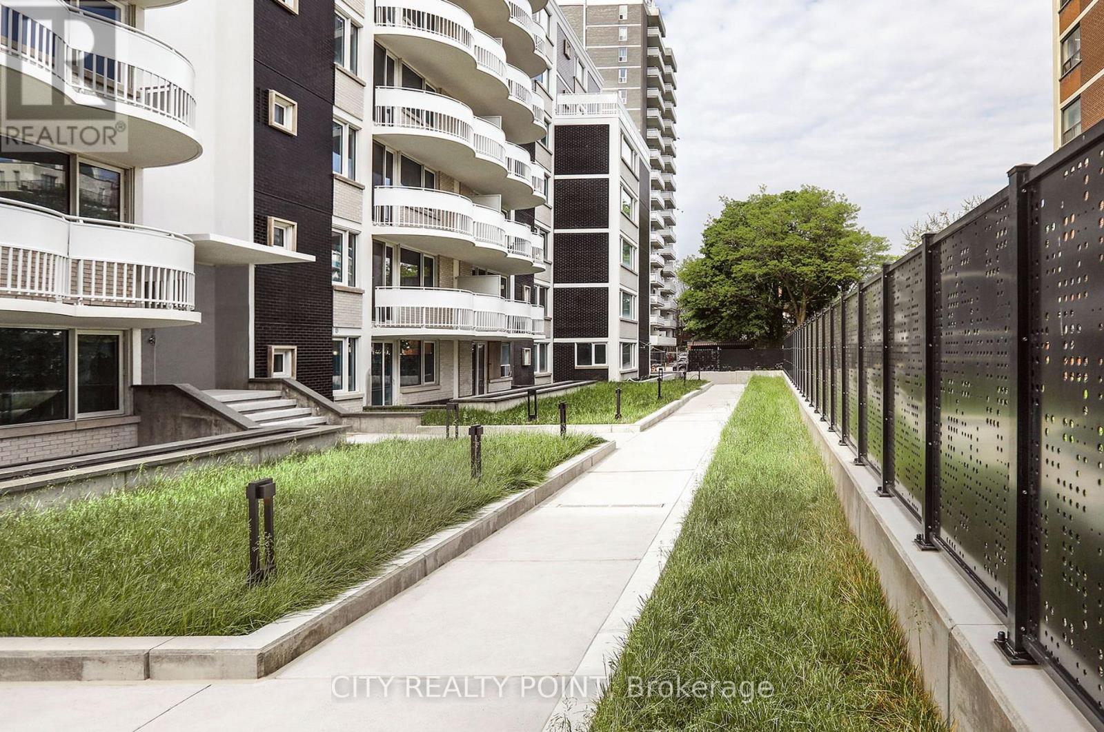 702 - 11 Walmer Road, Toronto, Ontario  M5R 2W9 - Photo 12 - C12084864