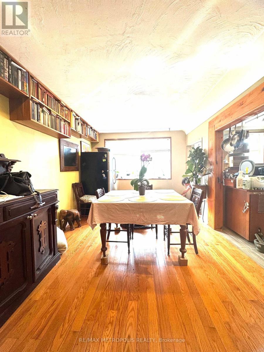 982 Cosburn Avenue, Toronto (Woodbine-Lumsden), Ontario  M4C 2W1 - Photo 3 - E12084839