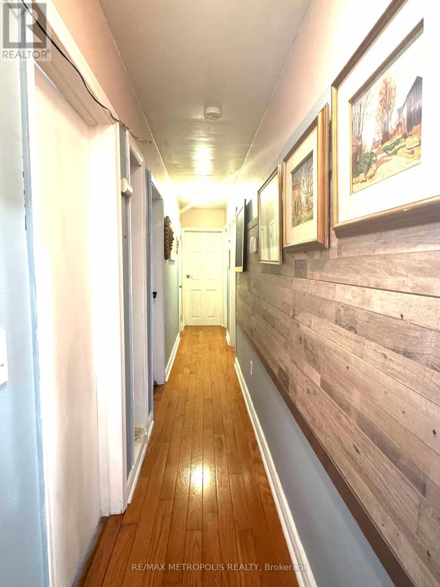 982 Cosburn Avenue, Toronto (Woodbine-Lumsden), Ontario  M4C 2W1 - Photo 4 - E12084839