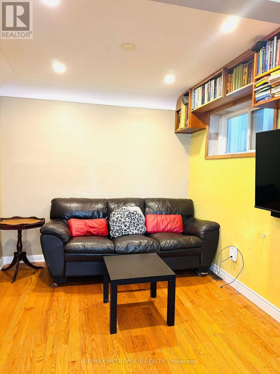 982 Cosburn Avenue, Toronto (Woodbine-Lumsden), Ontario  M4C 2W1 - Photo 6 - E12084839