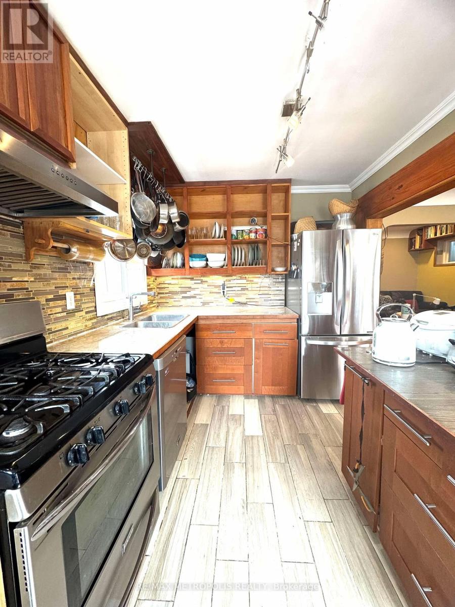 982 Cosburn Avenue, Toronto (Woodbine-Lumsden), Ontario  M4C 2W1 - Photo 8 - E12084839