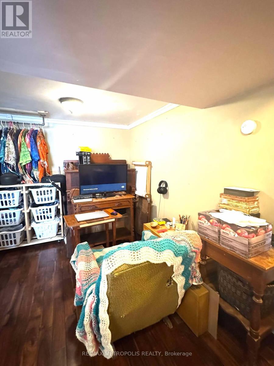 982 Cosburn Avenue, Toronto (Woodbine-Lumsden), Ontario  M4C 2W1 - Photo 9 - E12084839