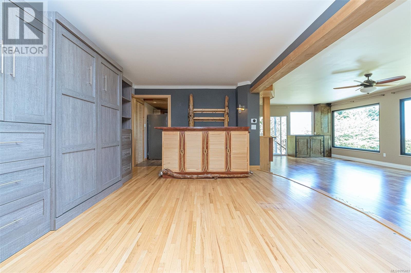 Property at 636 Butterfield Rd image 3