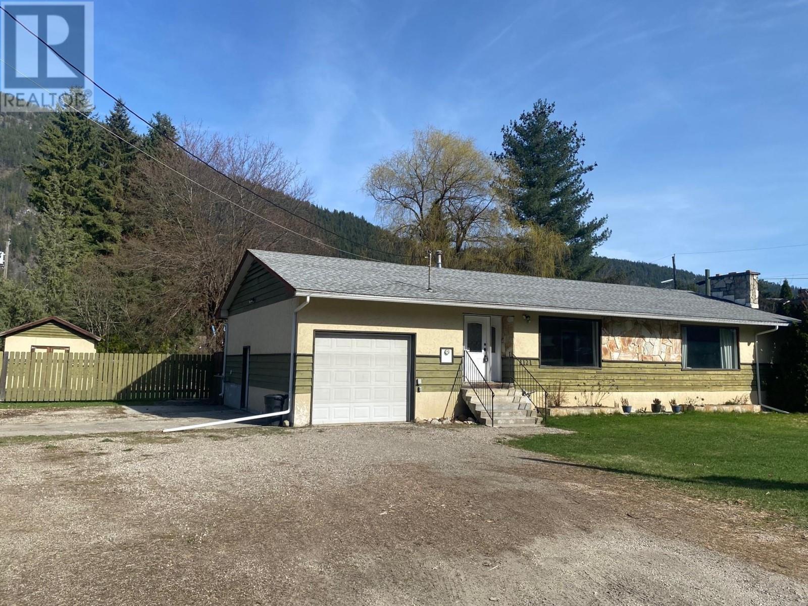 1121 Glendale Avenue, Salmo, British Columbia
