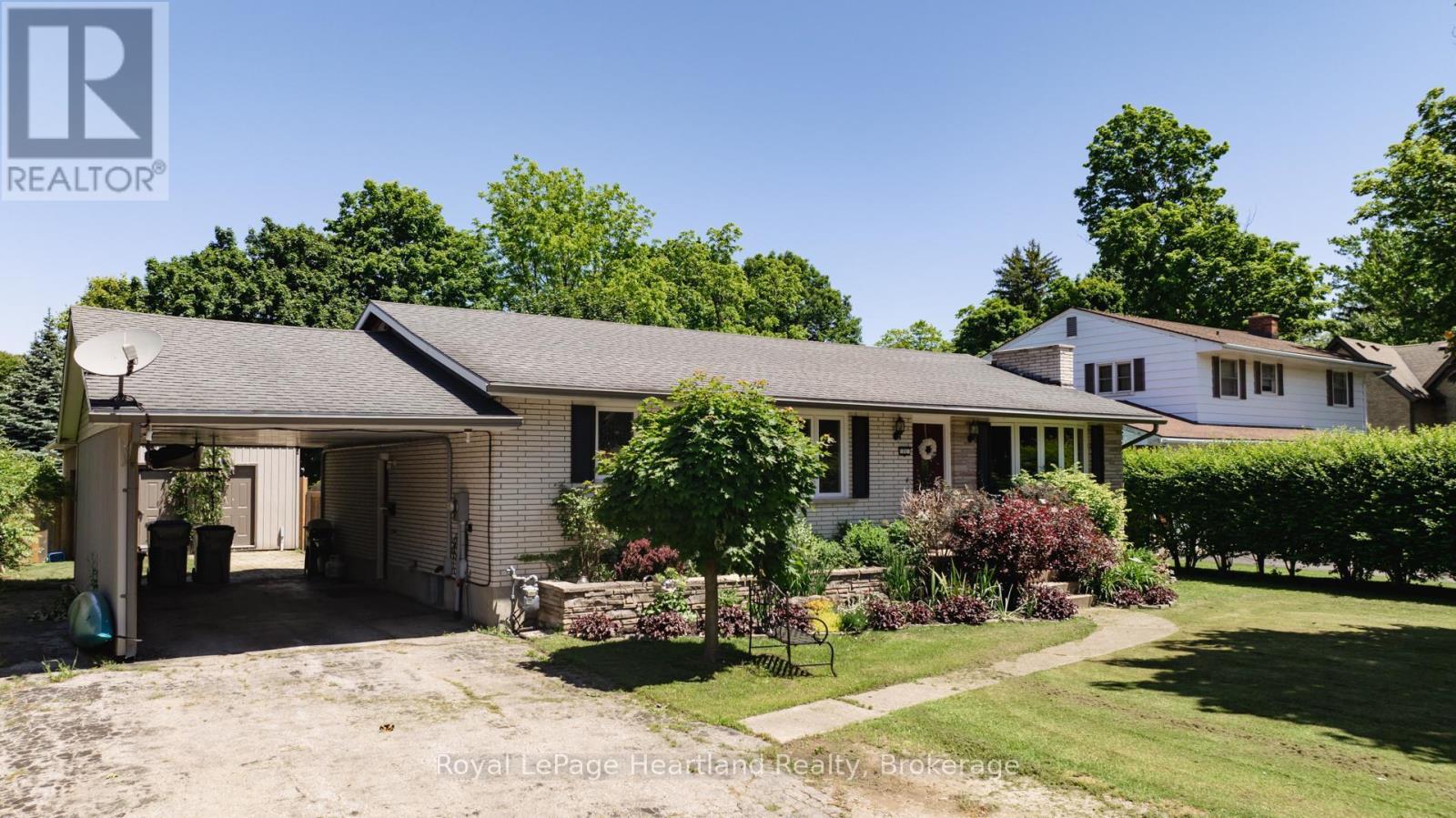 Photo 10 of 50 for 71 Rattenbury Street E