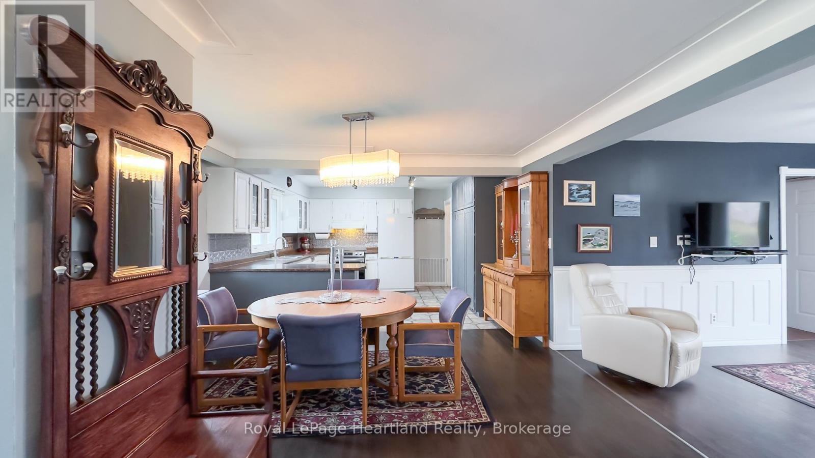 Photo 20 of 50 for 71 Rattenbury Street E