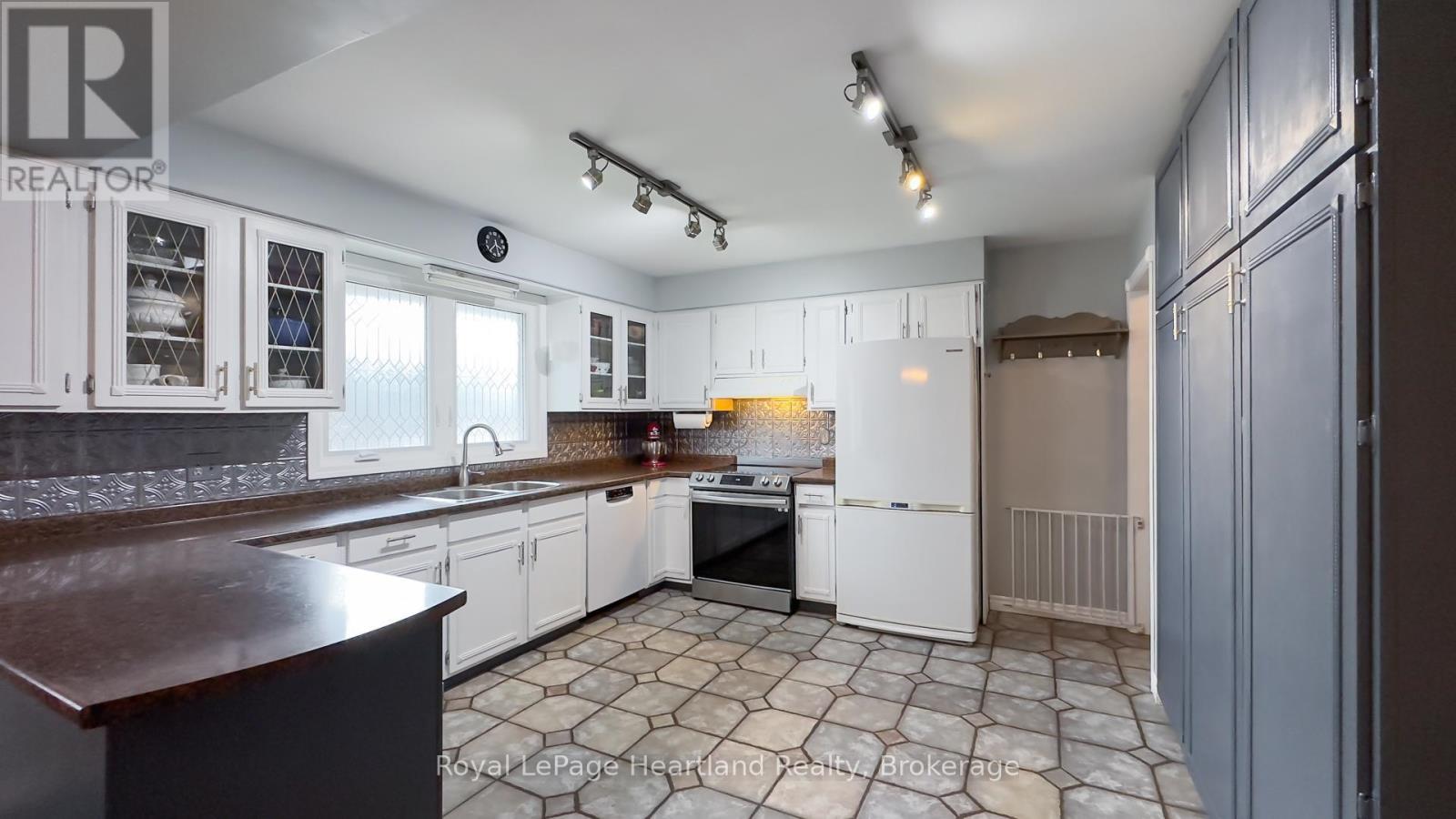 Photo 24 of 50 for 71 Rattenbury Street E
