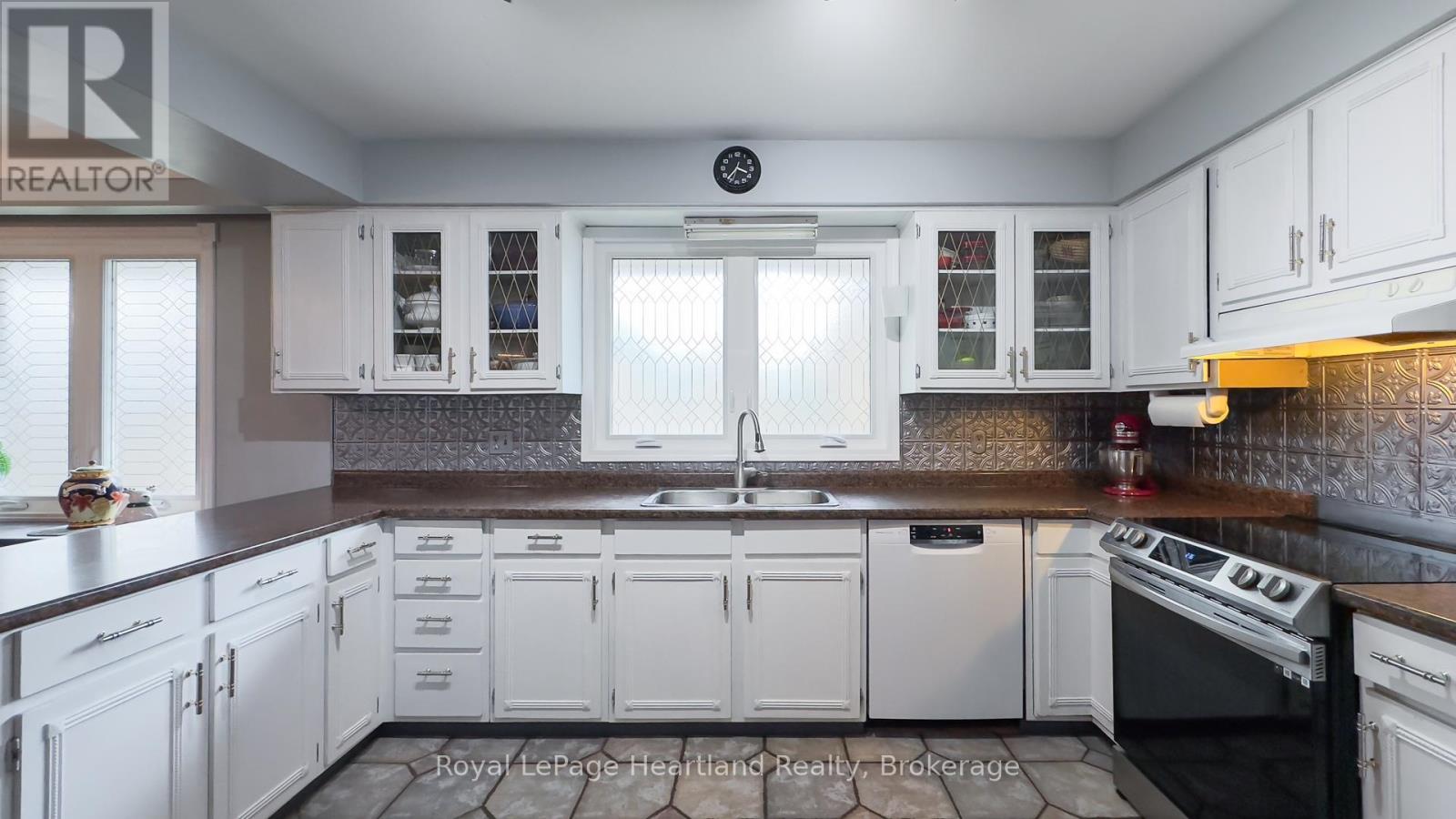 Photo 25 of 50 for 71 Rattenbury Street E