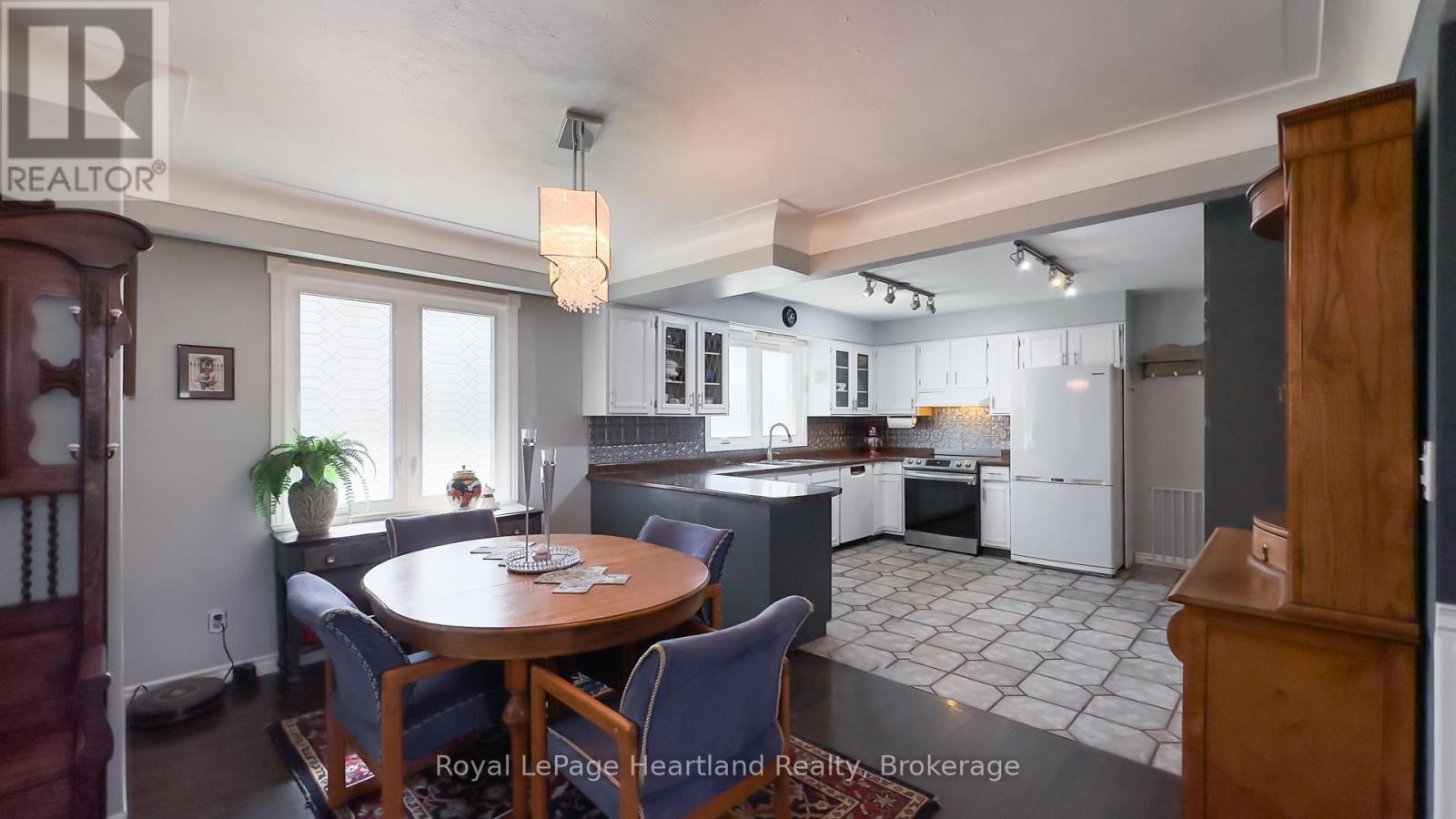 Photo 31 of 50 for 71 Rattenbury Street E