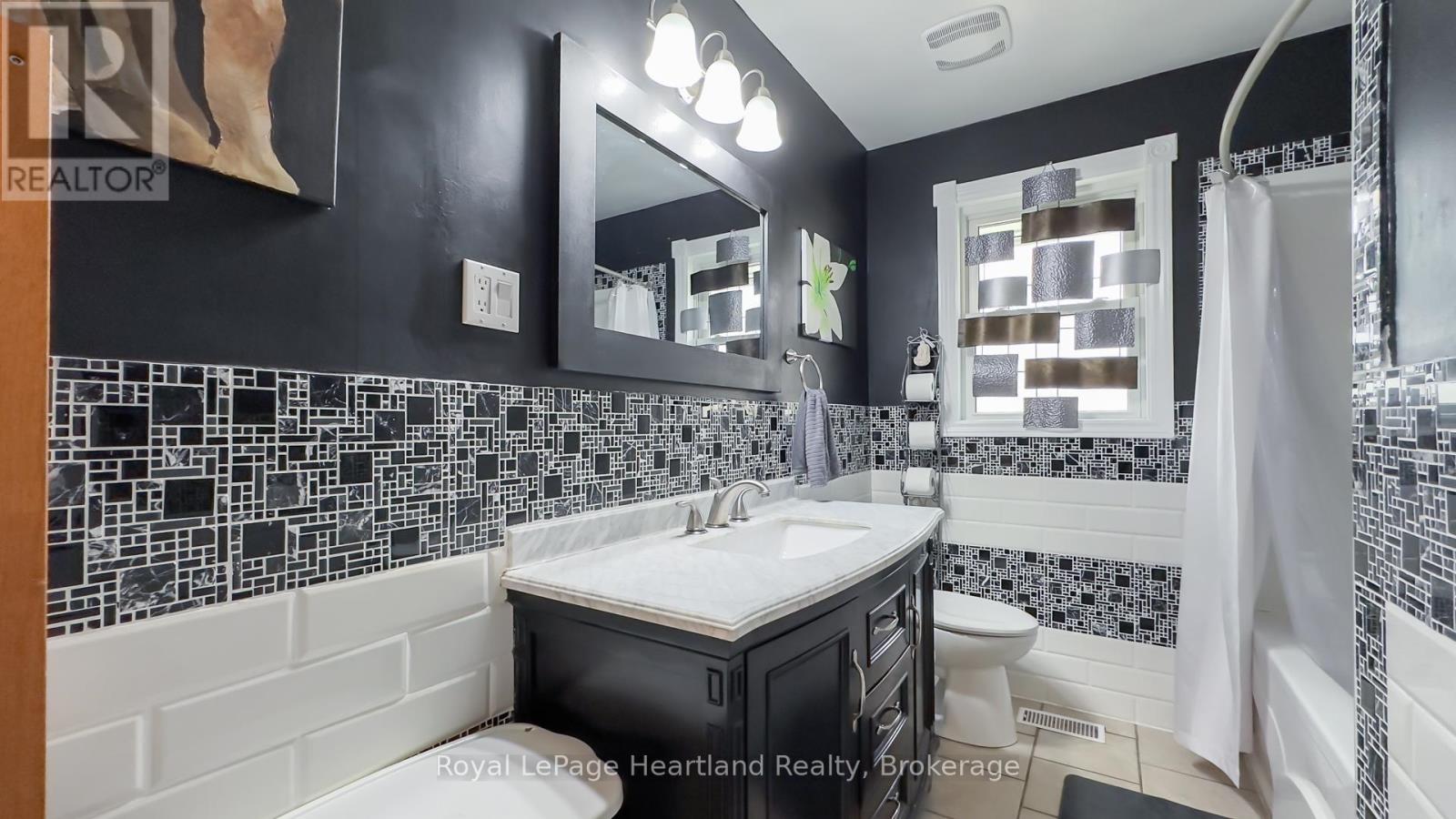 Photo 33 of 50 for 71 Rattenbury Street E