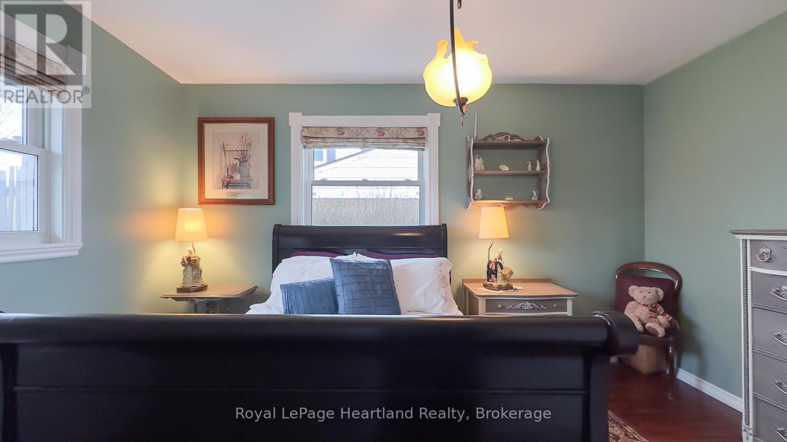 Photo 35 of 50 for 71 Rattenbury Street E
