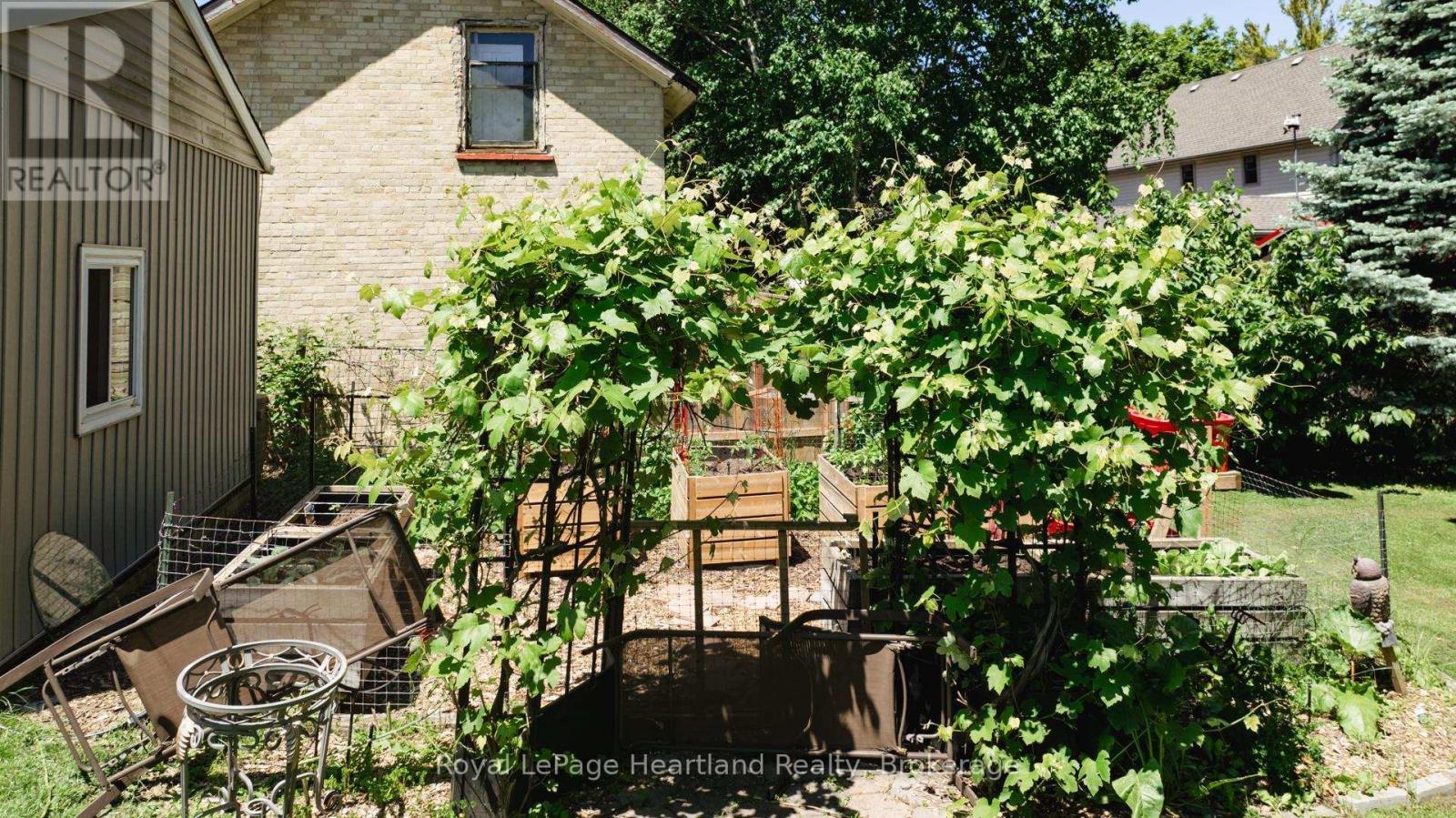 Photo 8 of 50 for 71 Rattenbury Street E