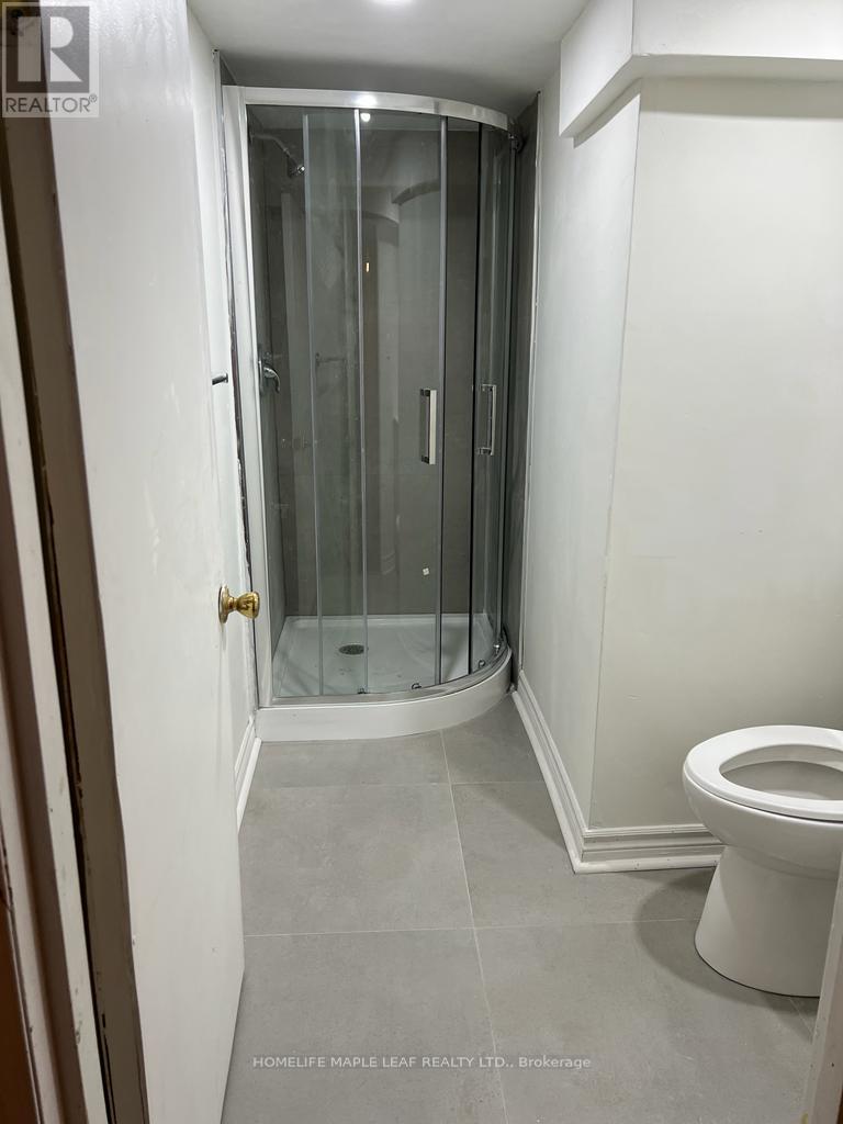 (Upper) - 28 Ladore Drive, Brampton, Ontario  L6Y 1V5 - Photo 12 - W12085010