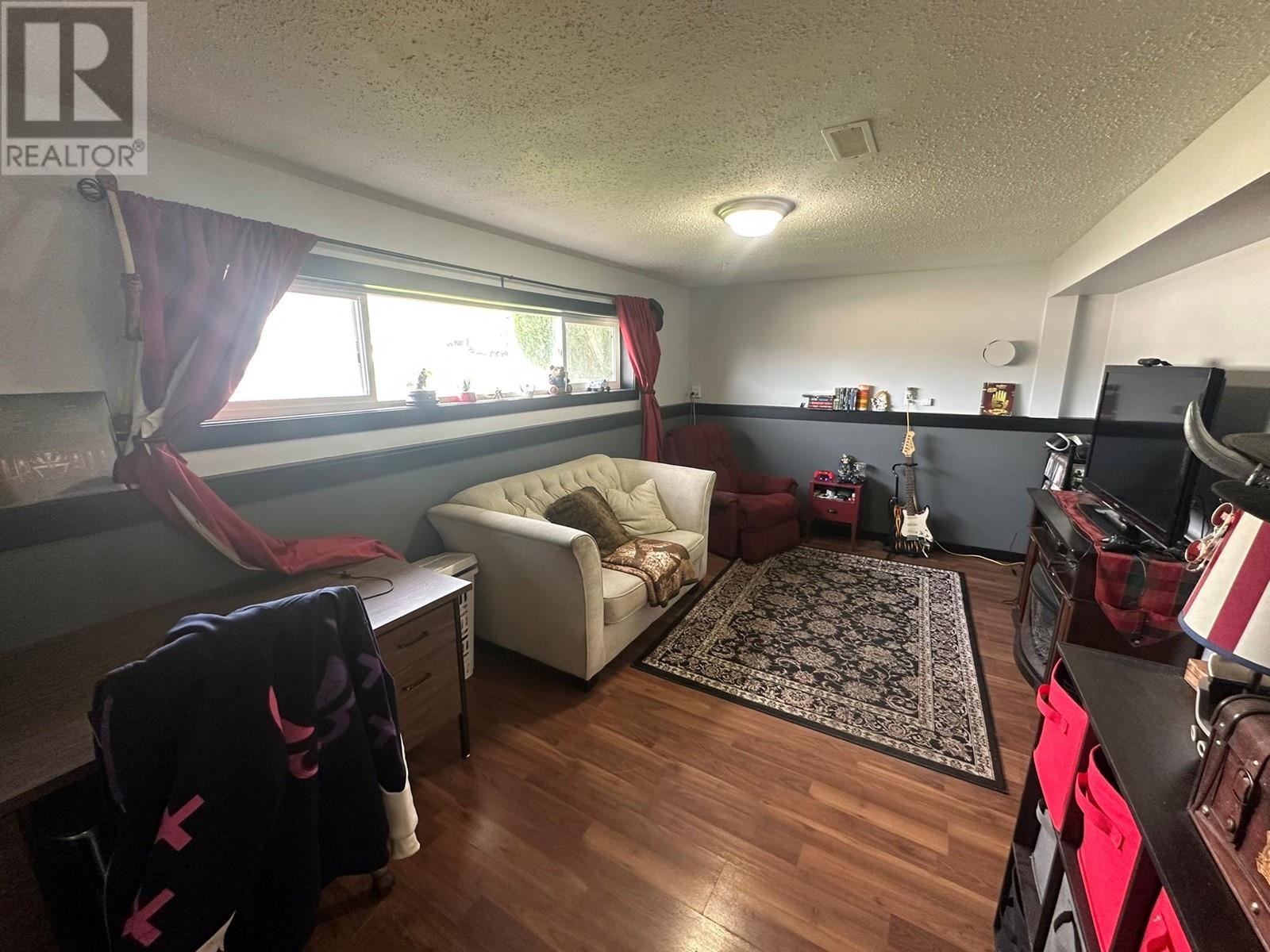 Property at 1206 43 Avenue image 3