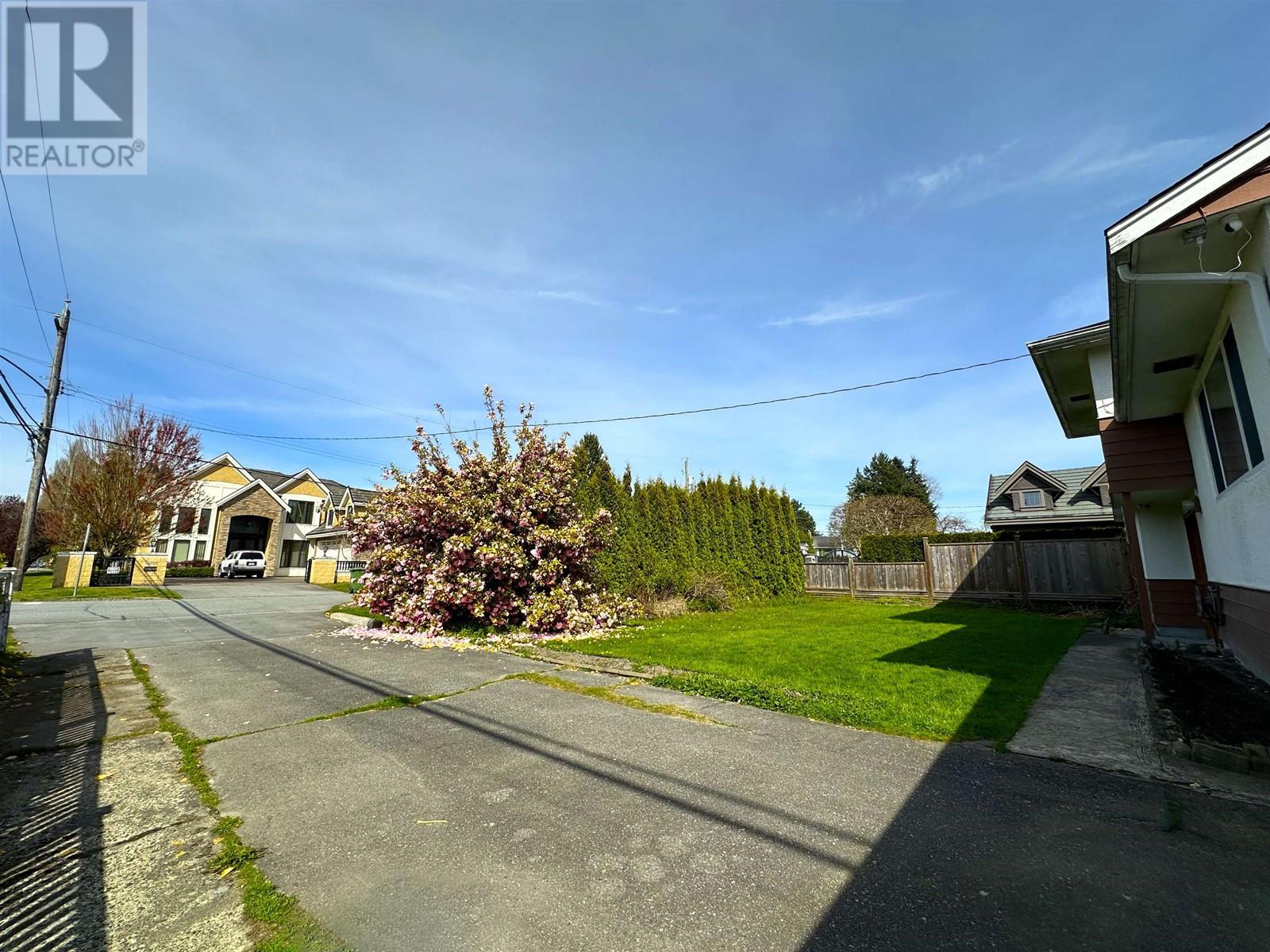 Listing Picture 30 of 36 : 9511 PINEWELL CRESCENT, Richmond / 烈治文 - 魯藝地產 Yvonne Lu Group - MLS Medallion Club Member