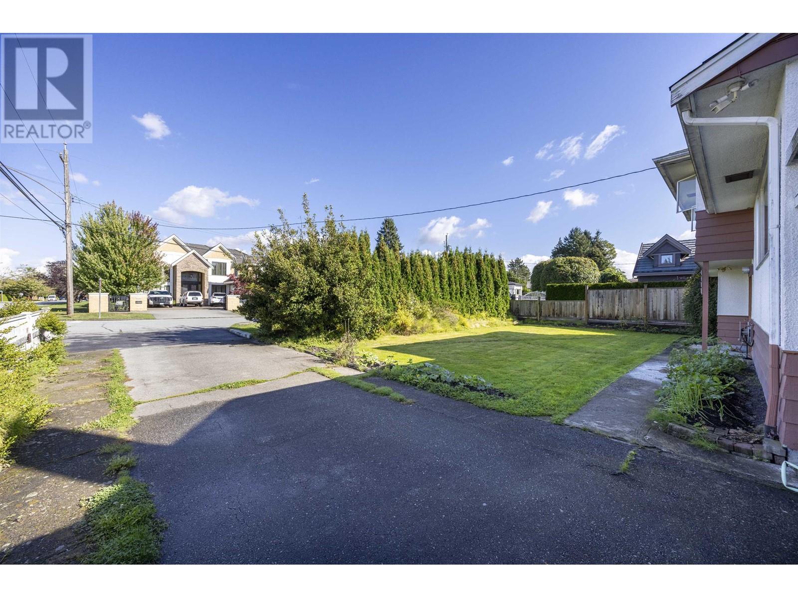 Listing Picture 29 of 36 : 9511 PINEWELL CRESCENT, Richmond / 烈治文 - 魯藝地產 Yvonne Lu Group - MLS Medallion Club Member
