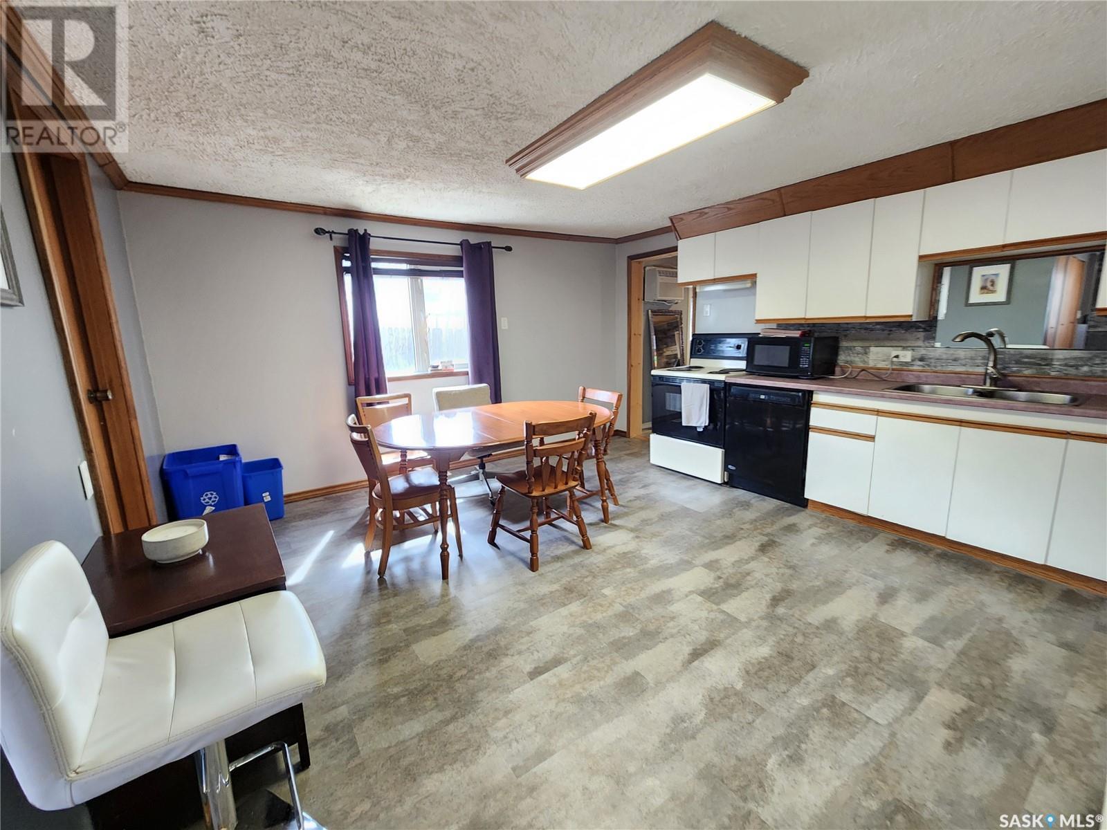 214 Government Road S, Weyburn, Saskatchewan  S4H 2A5 - Photo 5 - SK002857