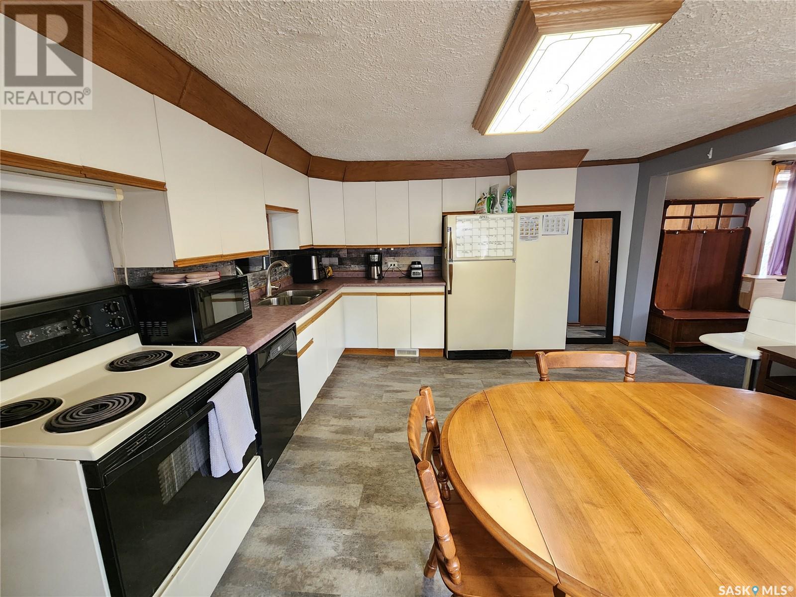 214 Government Road S, Weyburn, Saskatchewan  S4H 2A5 - Photo 6 - SK002857