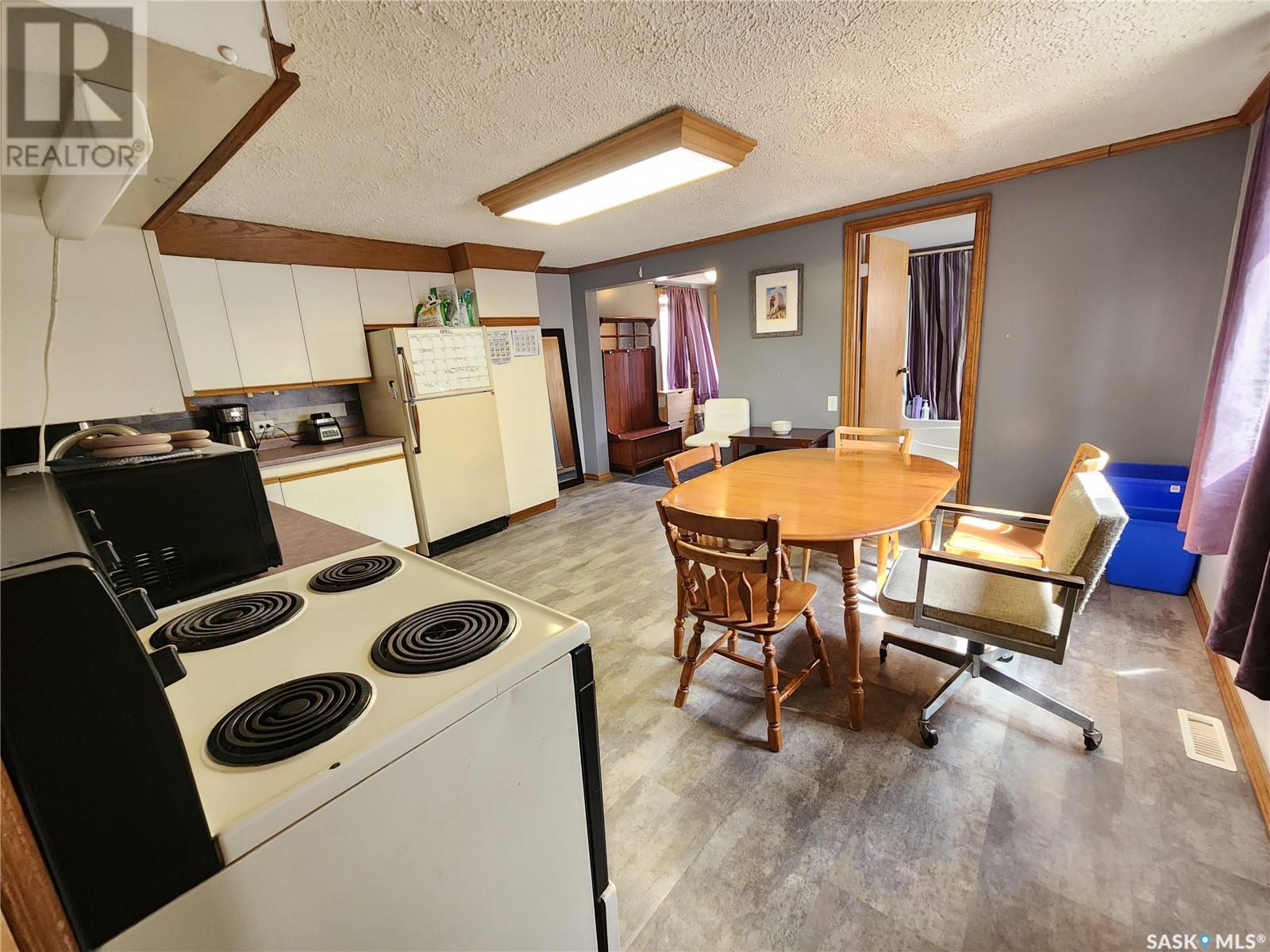 214 Government Road S, Weyburn, Saskatchewan  S4H 2A5 - Photo 7 - SK002857