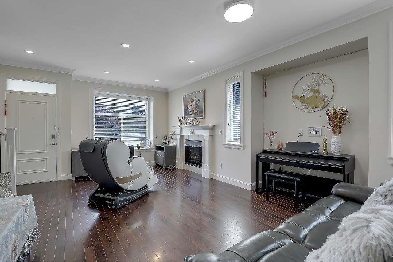 Property at 2907 152A STREET image 2