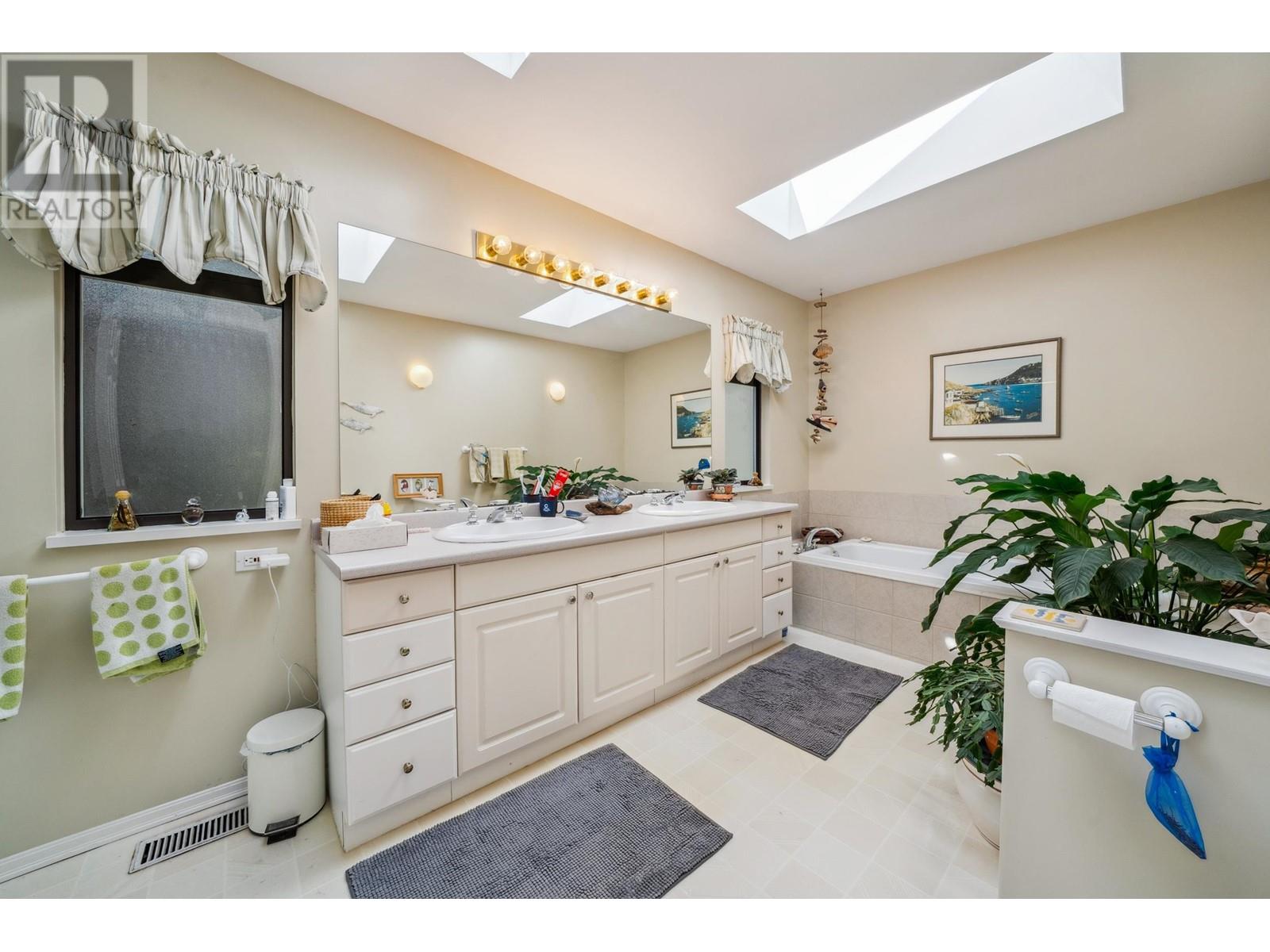 4706 Meadfeild Road, West Vancouver, British Columbia  V7W 2W6 - Photo 13 - R2990548