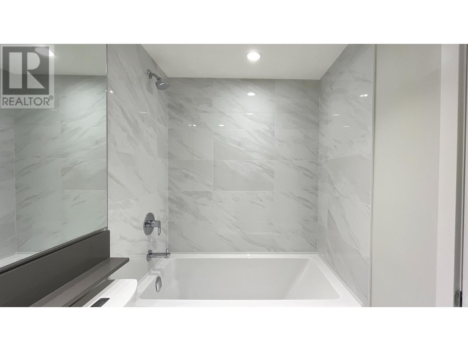 Listing Picture 14 of 24 : 416 3699 SEXSMITH ROAD, Richmond / 烈治文 - 魯藝地產 Yvonne Lu Group - MLS Medallion Club Member