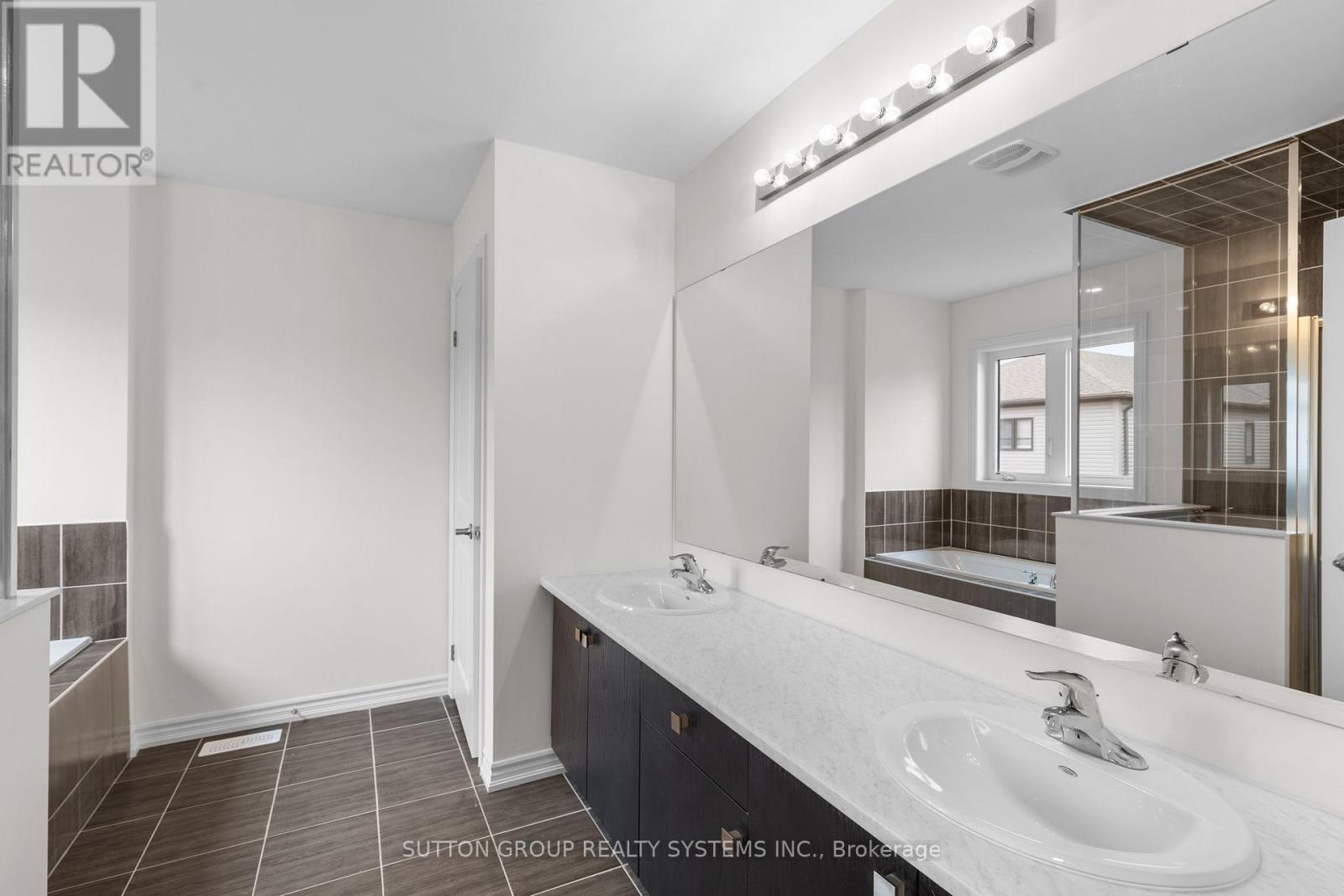 195 Terry Fox Drive, Barrie, Ontario  L9J 0W6 - Photo 6 - S12085103