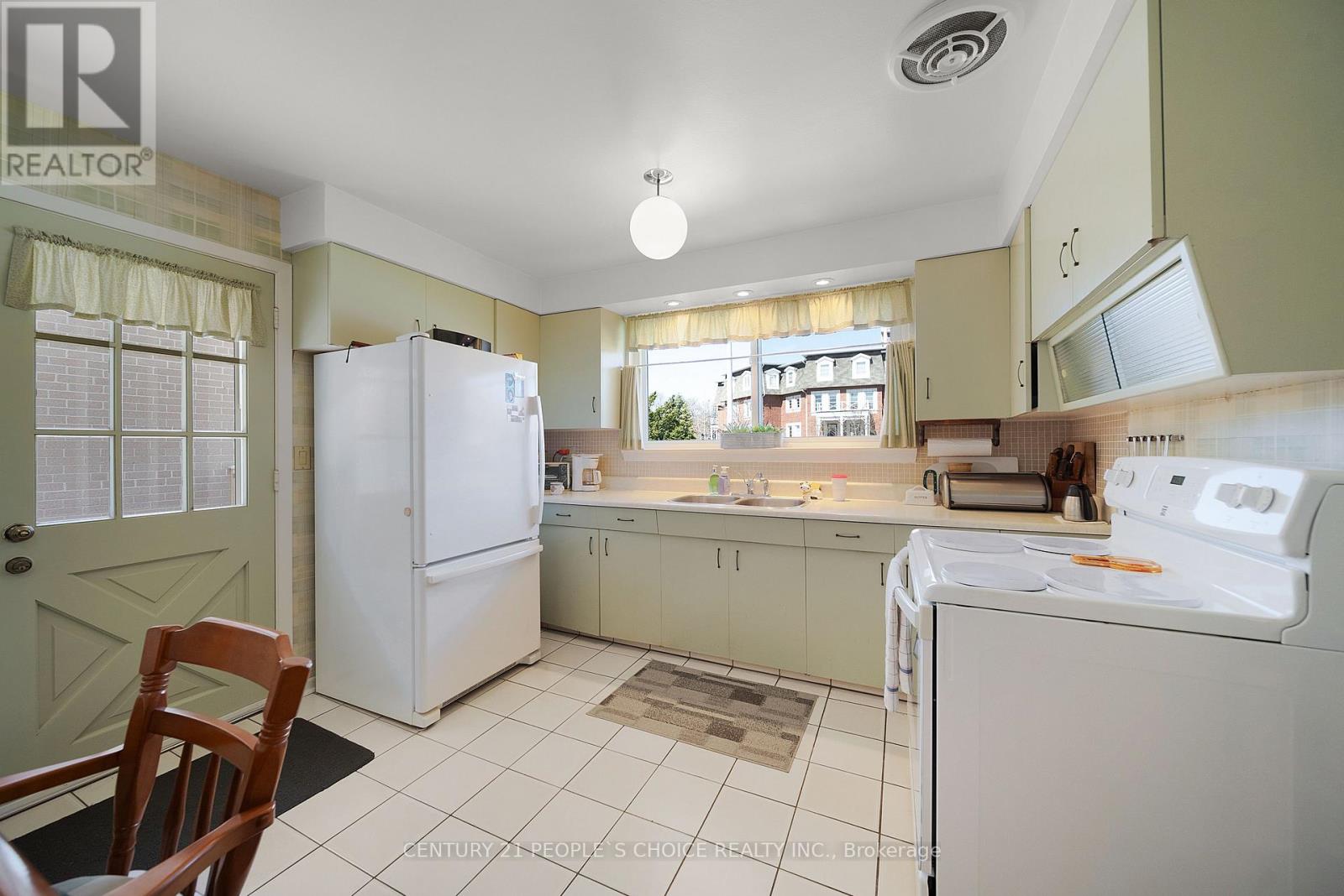 2374 Truscott Drive, Mississauga, Ontario  L5J 2B2 - Photo 10 - W12085186