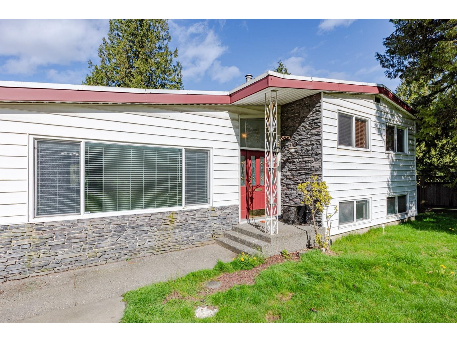 11411 Loughren Drive, Surrey, British Columbia  V3R 4Z5 - Photo 2 - R2990515