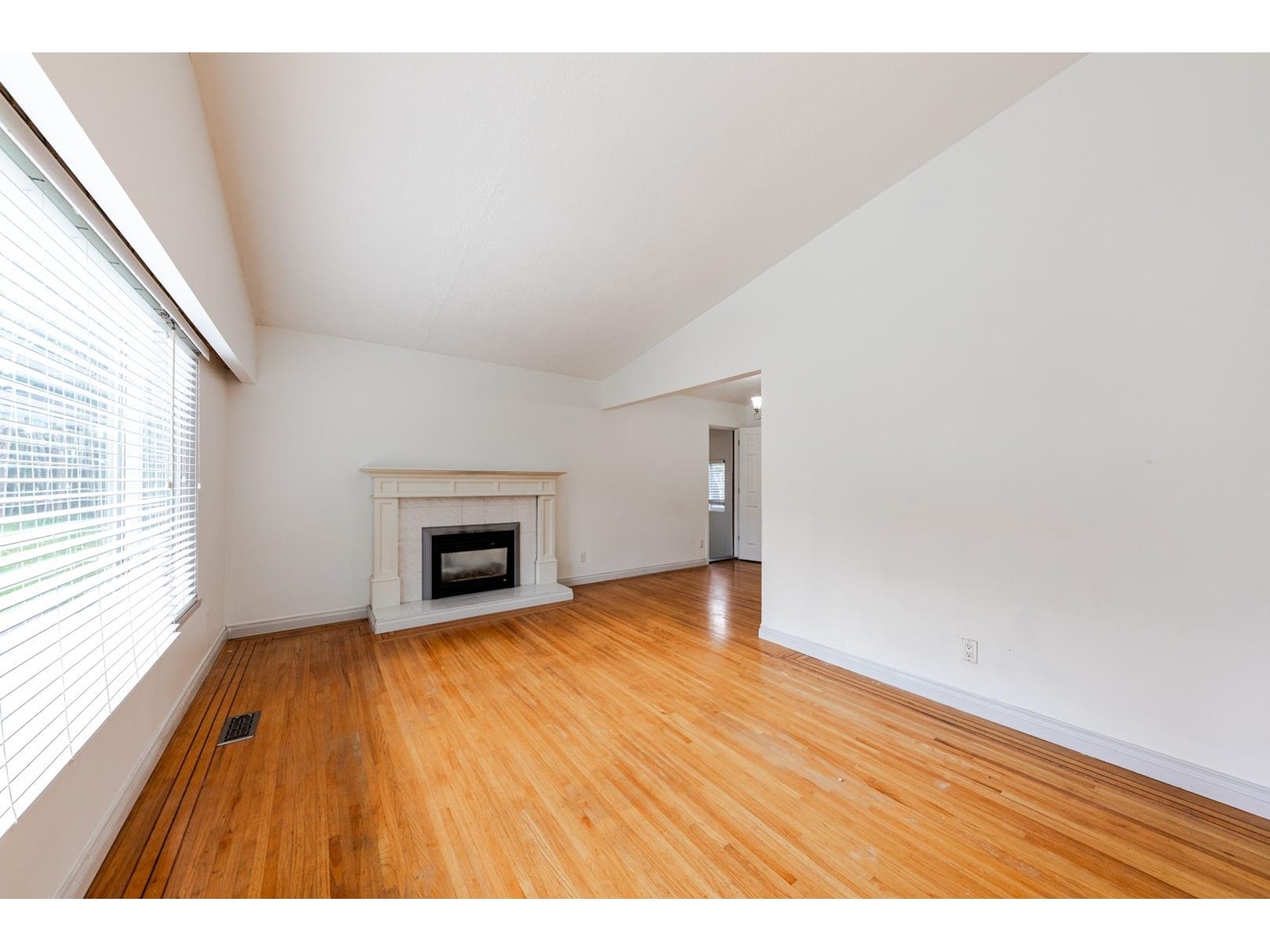 11411 Loughren Drive, Surrey, British Columbia  V3R 4Z5 - Photo 6 - R2990515