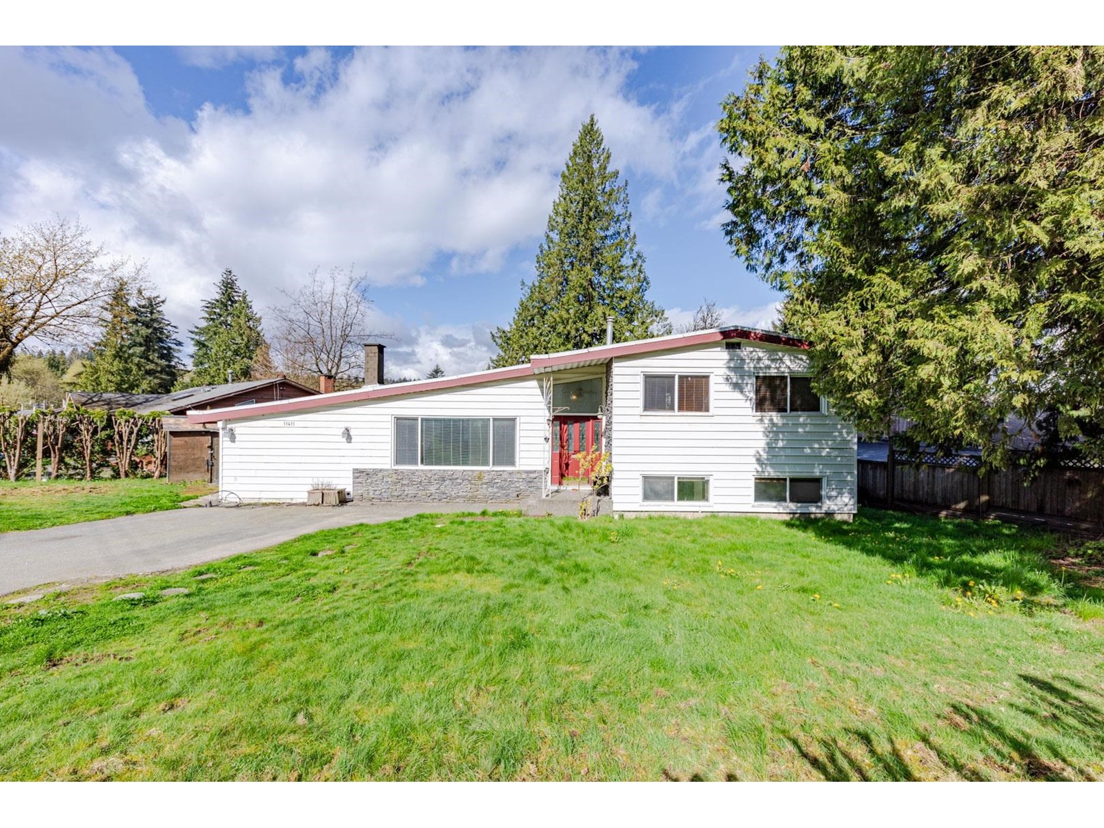 11411 Loughren Drive, Surrey, British Columbia  V3R 4Z5 - Photo 1 - R2990515