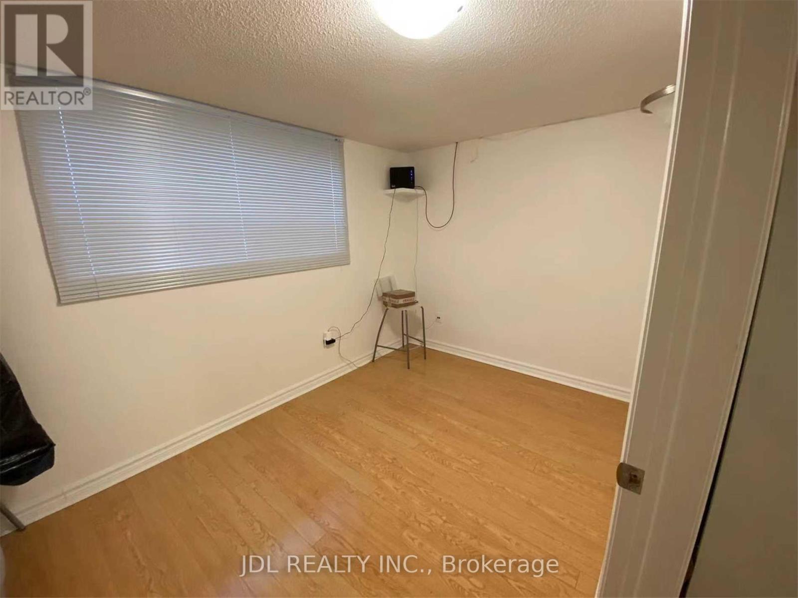 Lower - 857 Westlock Road, Mississauga, Ontario  L5C 1K7 - Photo 4 - W12085231
