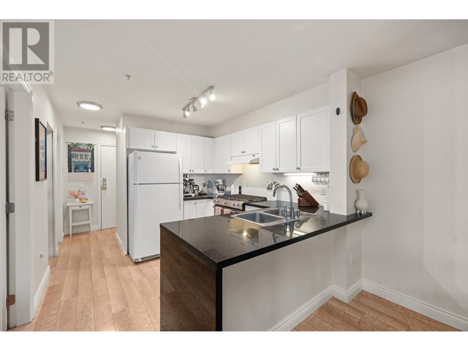 Listing Picture 13 of 33 : 206 688 E 16TH AVENUE, Vancouver / 溫哥華 - 魯藝地產 Yvonne Lu Group - MLS Medallion Club Member