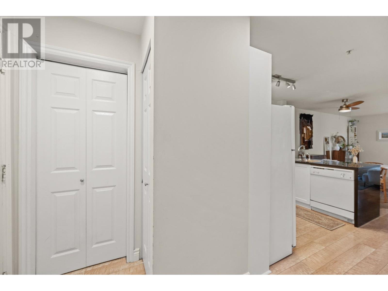 Listing Picture 18 of 33 : 206 688 E 16TH AVENUE, Vancouver / 溫哥華 - 魯藝地產 Yvonne Lu Group - MLS Medallion Club Member