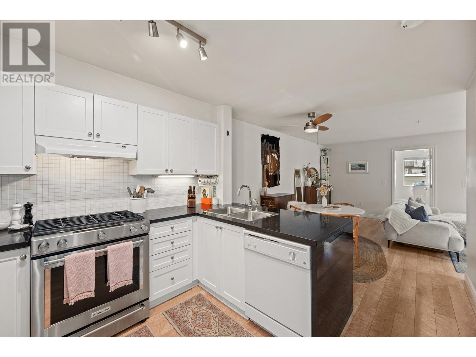 Listing Picture 14 of 33 : 206 688 E 16TH AVENUE, Vancouver / 溫哥華 - 魯藝地產 Yvonne Lu Group - MLS Medallion Club Member