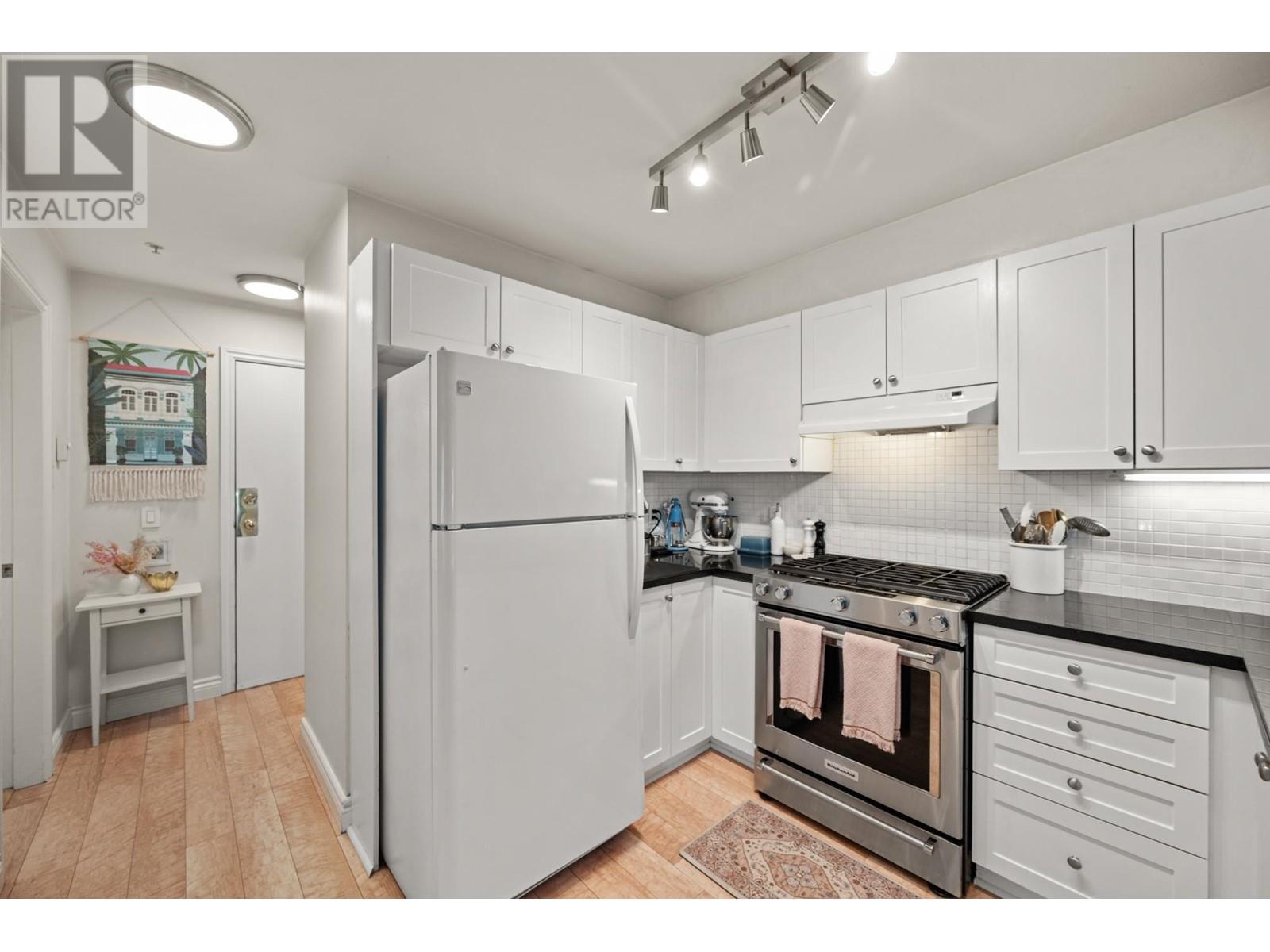 Listing Picture 2 of 33 : 206 688 E 16TH AVENUE, Vancouver / 溫哥華 - 魯藝地產 Yvonne Lu Group - MLS Medallion Club Member